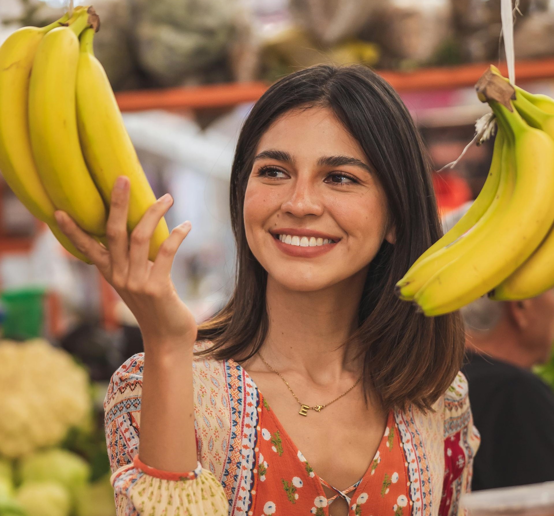 Mujer sosteniendo plátanos